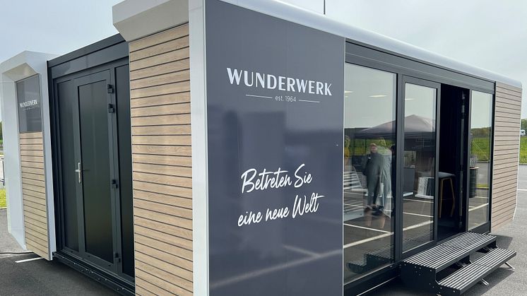 Der sogenannte Cube, hier am hagebau-Zentrallager Walsrode, dient als Ausstellungsraum bei der WUNDERWERK est.1964-Roadshow