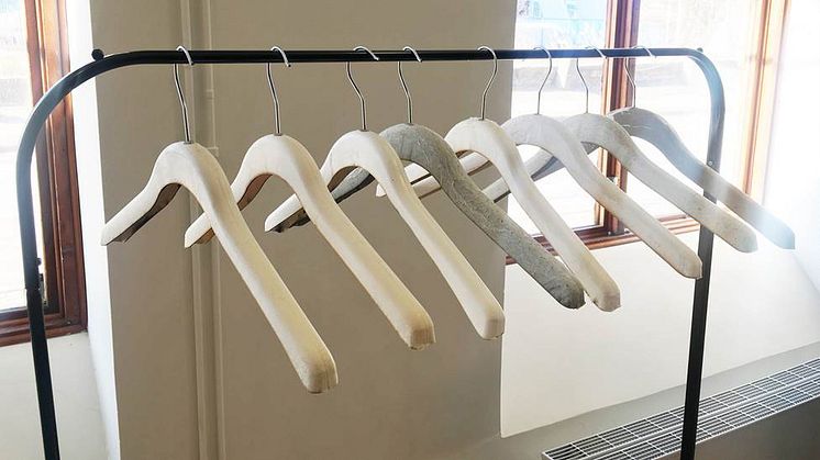 Ekoligens galge av Svensk skogsråvara lanseras under Almedalsveckan tillsammans med Swedish Fashion Council i Visby i juli. Och från och med i höst kommer den att synas i KappAhls butiker.