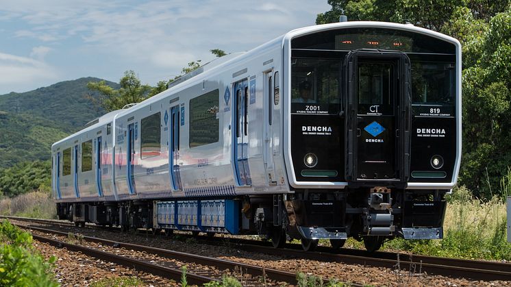 DENCHA train running on battery power