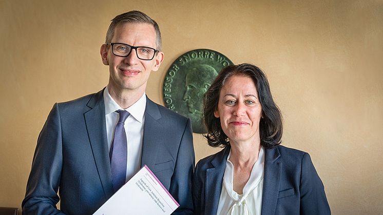 Emil Pieniowski vid Södersjukhusets kirurgklinik disputerade 22 april. Här på disputationsdagen med sin huvudhandledare Mirna Abraham-Nordling. Foto: Torkel Ekqvist, Fotogruppen Sös