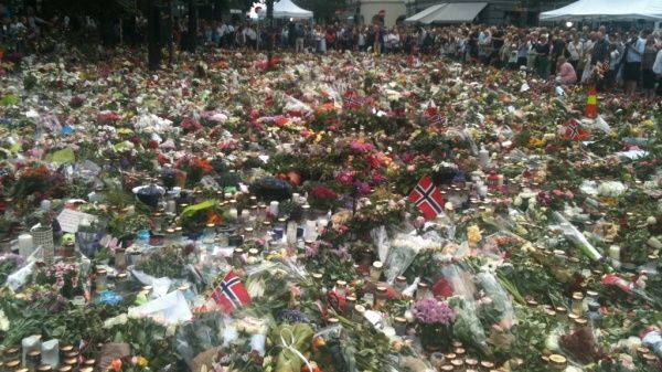 Blomsterhavet foran Domkirken etter 22. juli 2011