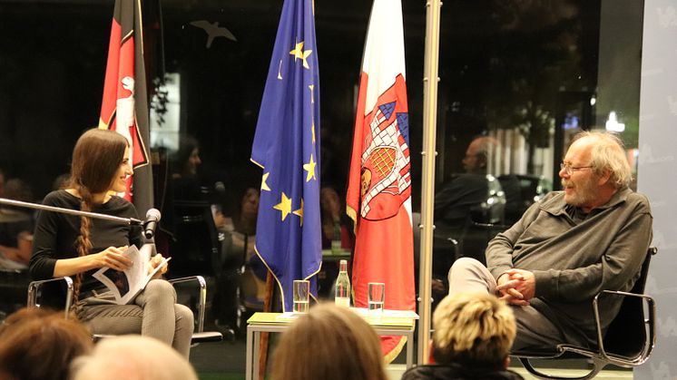 Autorin Larissa Schleher auf dem Podium im Gespräch mit Verleger Alfred Büngen.