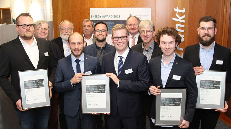 Lukas Diermann, Bastian Korthauer, Jannis Bohlmann, Roland Unruh, Jan-Henrik Zünkler (1. R.v.l.), Dr. Gerhard Herres, stellv. BGM PB Bernhard Schaefer, Juryvorsitz. Klaus Meyer, Lukas Keuck, Dr. Stephan Nahrath, Prof. Dr.-Ing. Joachim Böcker (h.v.l.)