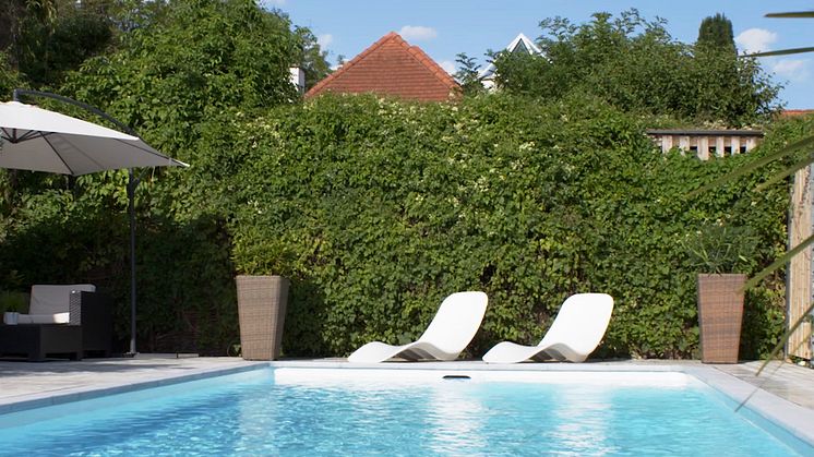 Gartenpool - Pool im Garten mit Gartenliegen