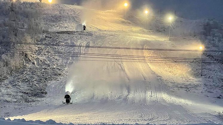 Snötillverkningen har gått över förväntan för Tjamstanbackarna i Malå. Foto: André Nyström