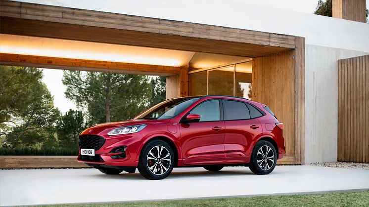 Ford dezvăluie noua generație sculpturală și electrificată a SUV-ului Kuga: primul model Ford care oferă propulsie mild-hybrid, plug-in hybrid și full-hybrid