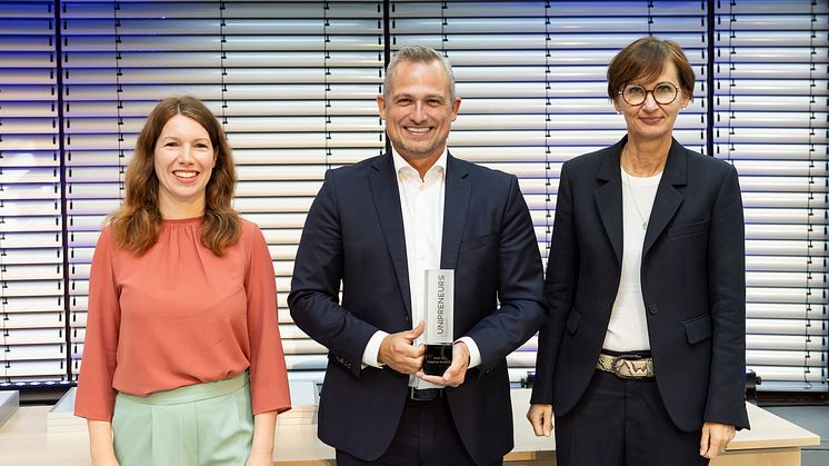 Preisträger Prof. Dr. Stephan Stubner (HHL) mit der Bundesbildungsministerin Bettina Stark-Watzinger sowie der Bundesbeauftragten für Digitale Wirtschaft und Start-ups, Dr. Anna Christmann