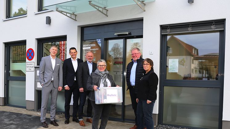 Daniel Schote, Dr. Constantin Schmitt, Harald Merzendorfer, Jürgen Liebermann und Bärbel Eckhardt (von links) begrüßen Gudrun Sommer-Werner in den neuen Büroräumen im MVZ Schwarzenborn.