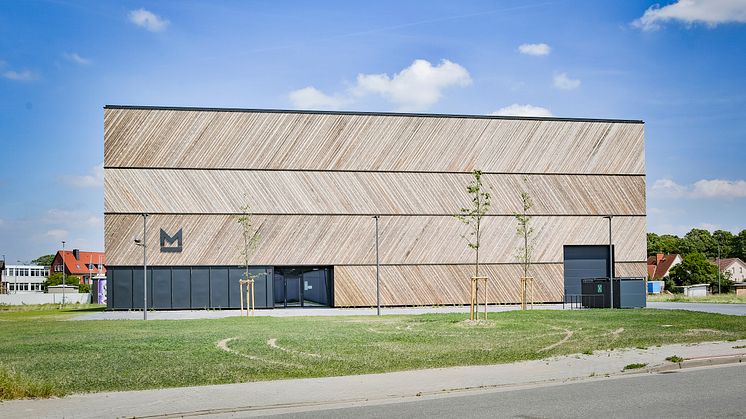 Maritimes Kleid aus Holz -  1.800 qm Fassade aus Kebony für Museumsdepot