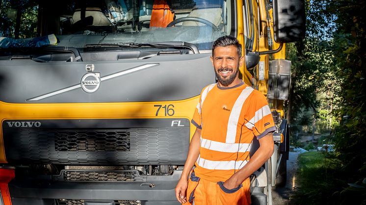 Renovas chaufför Omar Gebori tidigare deltagare i Jobbspår är nu fast anställd. Foto: Björn Falkevik