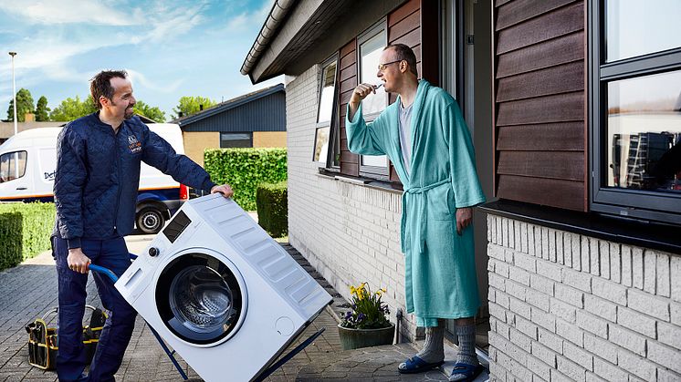 Torben Chris i rollen som den lokale butiksejer ELTON