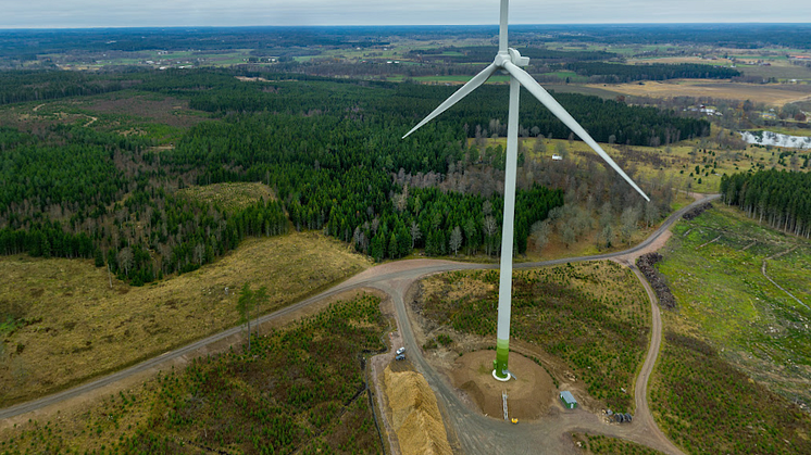 En av tre turbiner typ Enercon E-138 vid kraftpark "Trädet" som kommer hjälpa till med att stötta elnätsfrekvensen.