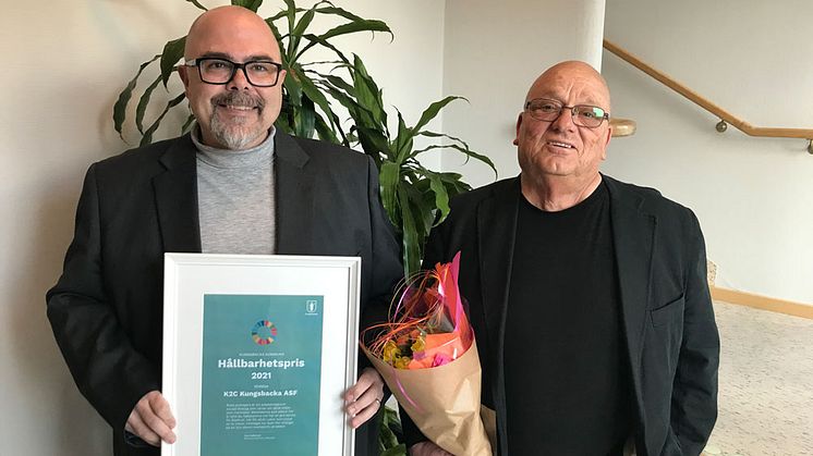 K2C Kungsbacka ASF är ena vinnaren till Kungsbackas hållbarhetspris 2021. Darian Demierre (t.v), ansvarig över ekonomi- och marknadsföring på K2C och Lasse Persson (t.h.), verksamhetsansvarig för K2C.