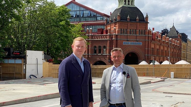 Dennis Wedin, bostads- och fastighetsborgarråd i Stockholms stad tillsammans med  Mathias Aronsson, vice vd och regionchef för Wallenstam.