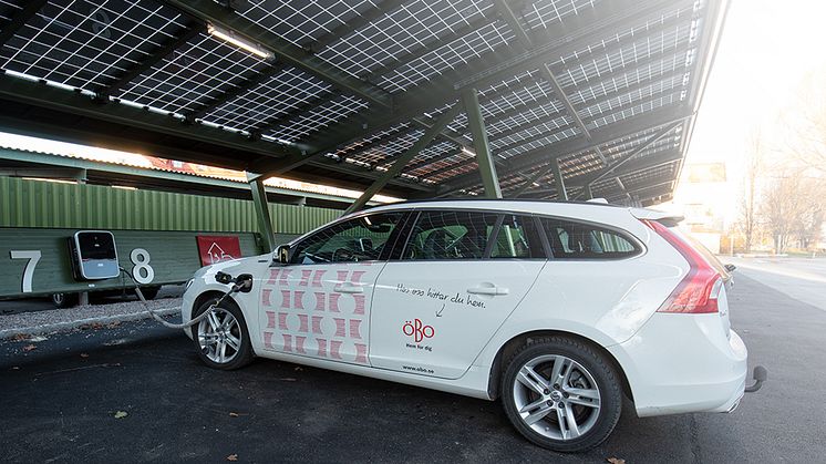 Örebrobostäders (ÖBO) carport har solceller på taket och plats för 16 elbilar. Foto: ÖBO