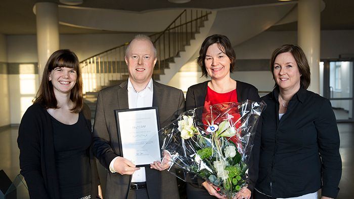 Fältcom, 2015 års vinnare av jämställdhetspriset, tillsammans med Emma Vigren (S), ordförande och Tina Myhrberg (M), vice ordförande i jämställdhetsutskottet. Fotograf: Malin Grönborg