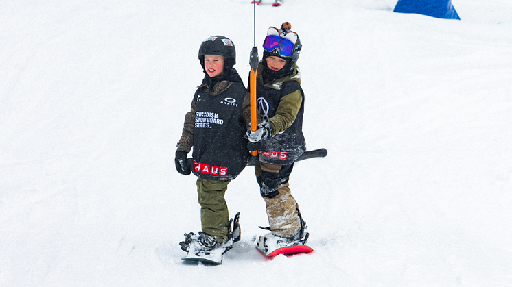 240405-sm-dag1-snowboard-kidsfoto-Daniel-Bernstål