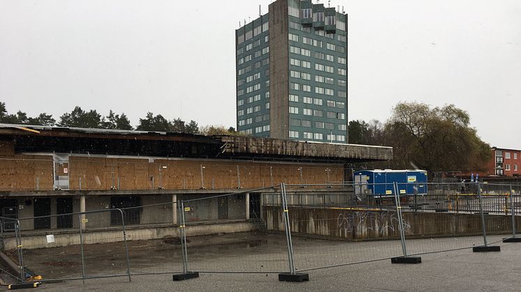 Staket runt det eldhärjade Bjurhovda centrum som nu ska rivas.