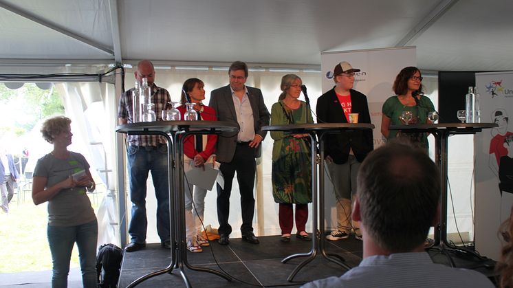 Peter Johnsson (S), Betty Malmberg (M), Curt Hagquist, Karlstads universitet, Lena Nilsson, Högskolan i Väst, Arvid Nordvall, Sveriges Ungdomsråd, Lidija Kolouh-Söderlund, Nordens Välfärdscenter.