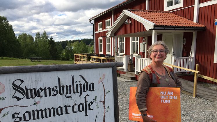 Anneli Qvarnström ger sin del av Kundmiljonen till Svensbyns Hembygdsförening och Swensbylijda