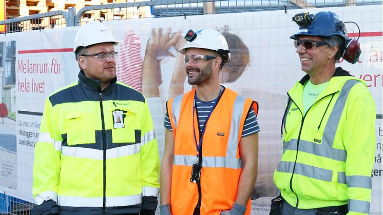 Från vänster: Roger Yrjas, marknadsområdeschef Riksbyggen, Martin Degeryd, projektchef Skanska Sverige, Distrikt Uppsala Bostad och Peter Ohlsson, yrkesarbetare, Skanska Sverige.