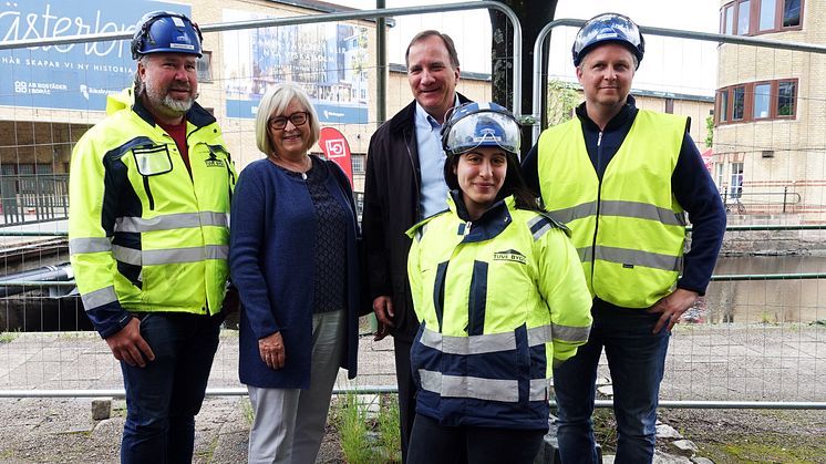 På bilden syns statsministerparet tillsammans Tuve Byggs platschef Krister Enesten och arbetsledare Tina Ranjbar och Jan Råberus. Bild: Tuve Bygg AB