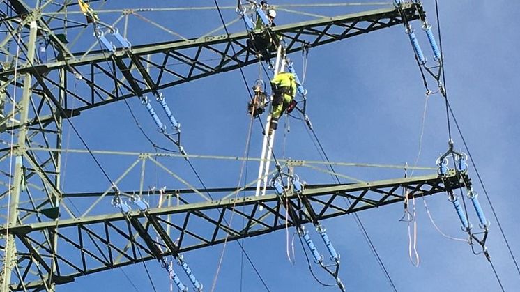 Neue Isolatoren für Hochspannungsleitung