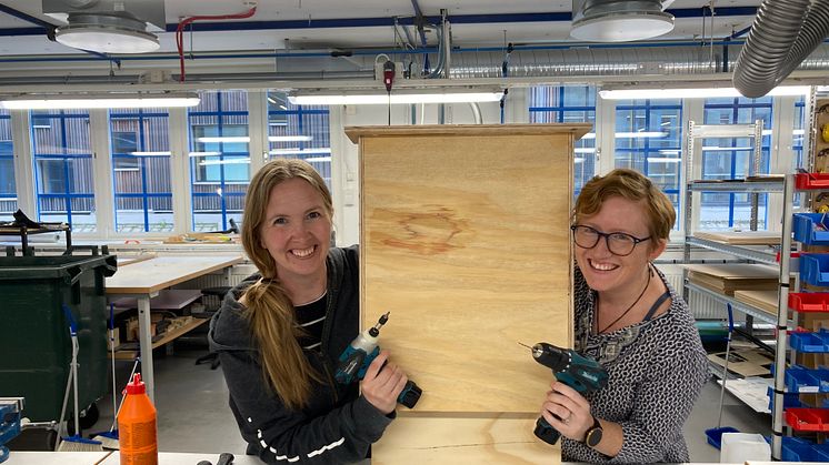 Alexandra Björnham och Gabrielle Beans, båda från Curiosum i Umeå, med en nybyggd fladdermusholk. Foto: Alexandra Gabby