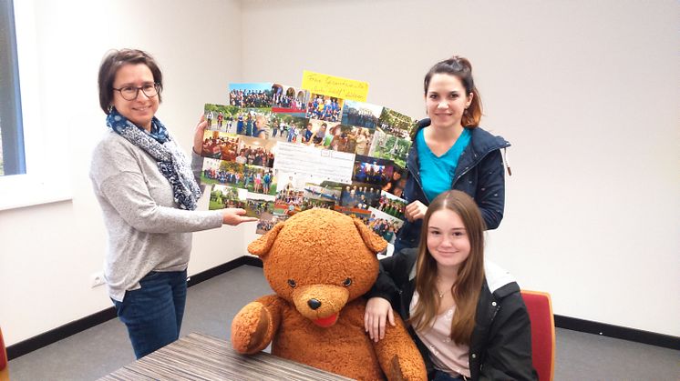 Janine Einecke und Saskia Mede übergeben die Spende gemeinsam mit tollen Fotogrüßen an Kerstin Stadler von Bärenherz