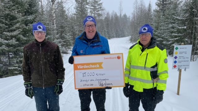 På bilden ses eldsjälarna från vänster: Göran Nilsson, Jan Davidsson & Bengt Erlandsson. Alla tre mycket glada och överraskade över tillskottet till klubbkassan.