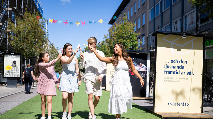 Den 125 meter långa gröna mattan sträcker sig över Vasagatan i Västerås.