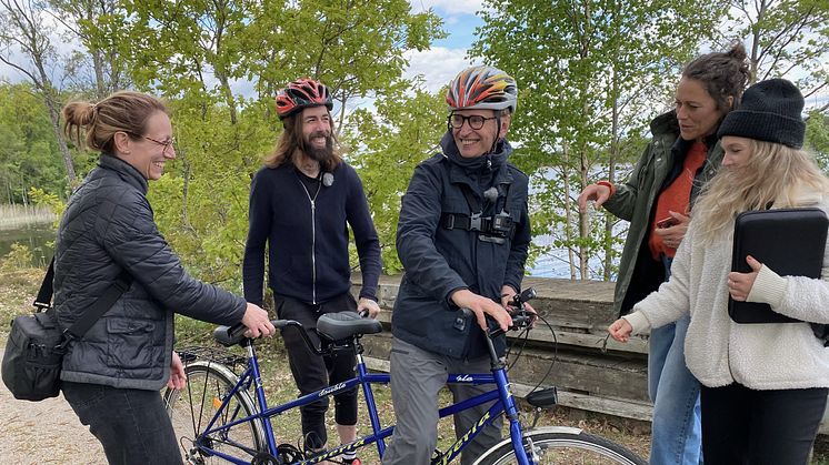 Finns meningen med livet i Småland? Drakflygaren produktion spelar in film för Destination Småland med Micael Dahlen och Johan Ulveson. Karolina Jonason, producent, jobbar tillsammans med filmare Johanna Liljegren och koordinator Cecilia Bjerkhede.