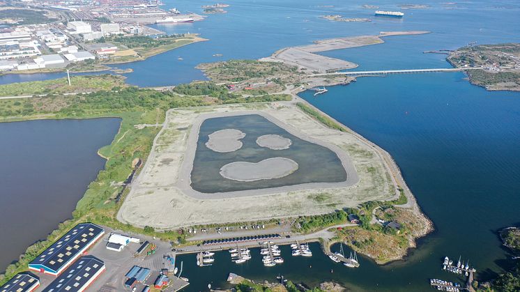 Vadhavet i Torsviken som det såg ut i juni då anläggningsmaskiner lämnat och grönskan fläckvis börjat få fäste i området. Bild: Göteborgs Hamn AB.