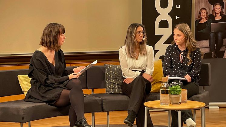 Moderator Isabelle McAllister och två av kvinnorna som var med i bygglaget, Amanda Broberg och Elsa Norberg. Foto: Daniel Elfving