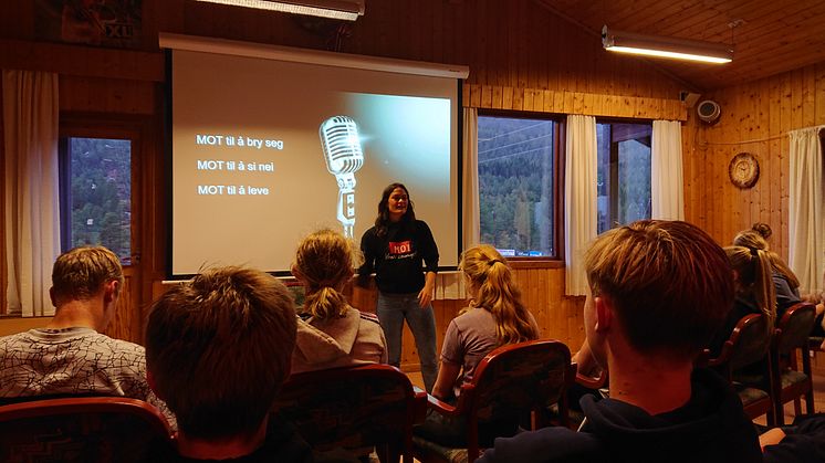 Regine Oen Hatten holder MOT-foredrag for ivrige ungdommer 