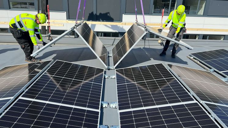 SmartSolarBox - nytt system för solceller som levereras med solceller, ballast och kabeldragning färdigmonterat för att ställas på plats och anslutas.
