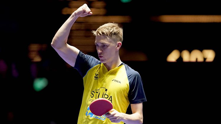 Anton Källberg firar vinsten mot världstrean Liang Jingkun. Foto: ITTF