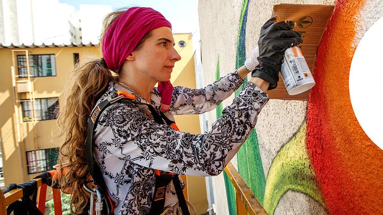 Mona Caron är festivalens internationella konstnär, hon inspireras av naturens växtkraft och kommer att måla fasaden på Lillbrogatan 12.