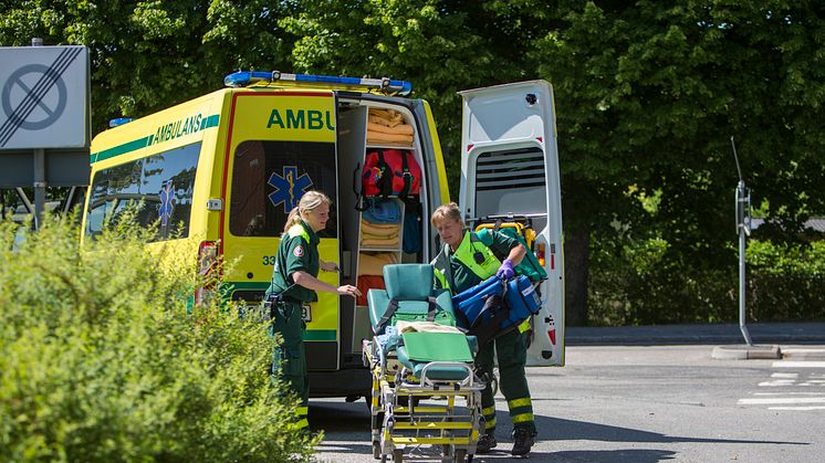 Ambulanspersonal under en hjälpinsats. Foto: Michael Folmer/Mostphotos
