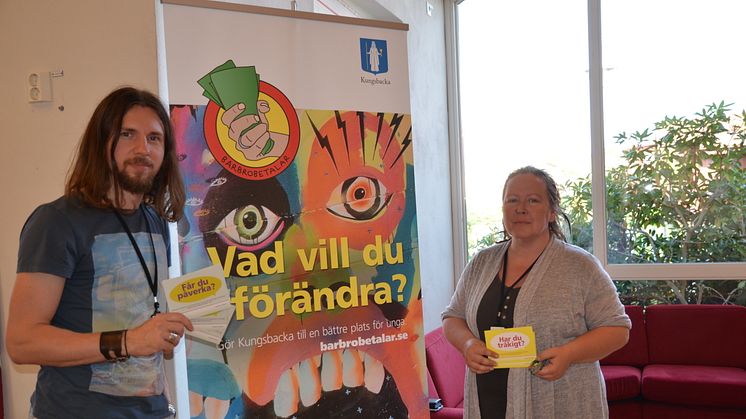 Nedim Kirlic, utvecklare för Barbrobetalar och Susanne Löfgren, ungdomskonsulent, kampanjar på Älvsåkersskolan.