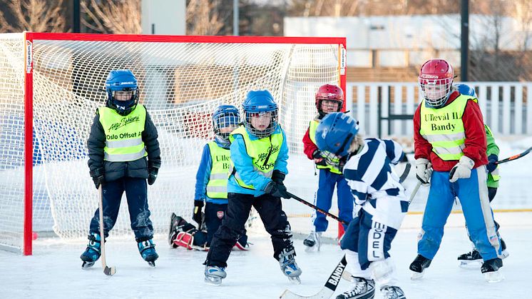 10 millioner kroner til kunstisbaner i nærmiljøet, tildeles Norges Ishockeyforbund, i samarbeid med Norges Skøyteforbund og Norges Bandyforbund. (Foto: NBF)
