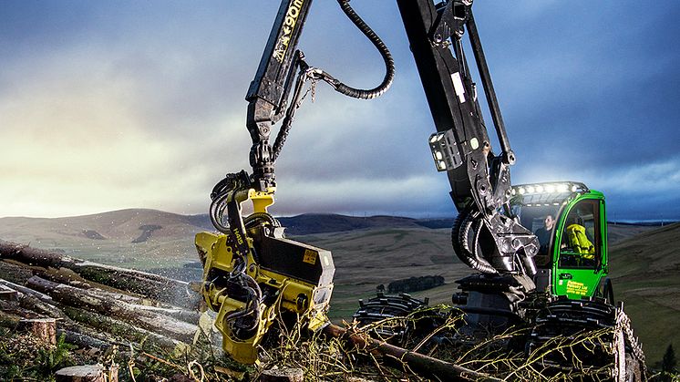 I spetsen av kranen sitter en världsnyhet, kranspetsstyrning för skördare. Finns att testa på Elmia Wood, monterad på en John Deere 1270.