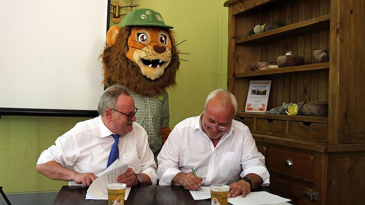Wolfgang Welter und Prof. Jörg Junhold unterzeichnen den Vertrag zur Verlängerung der Goldsponsorenschaft von Ur-Krostitzer 