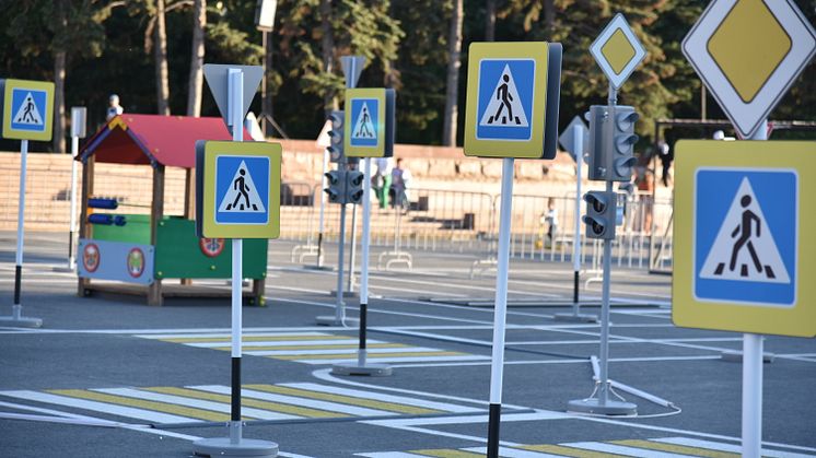 I en trafik- eller cykellekplats lär sig barnen cykla och röra sig i trafiken på ett tryggt och roligt sätt.