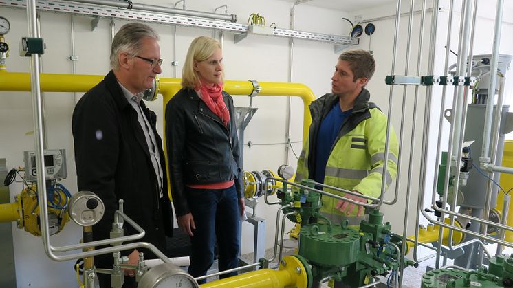 Zusammen mit Irchenrieths Bürgermeister Josef Hammer (l.) haben Katja Lindner und Sascha Trenner von der Bayernwrk Netz die neue Gasstation am Donnerstag, 19. Oktober, in Betrieb genommen.