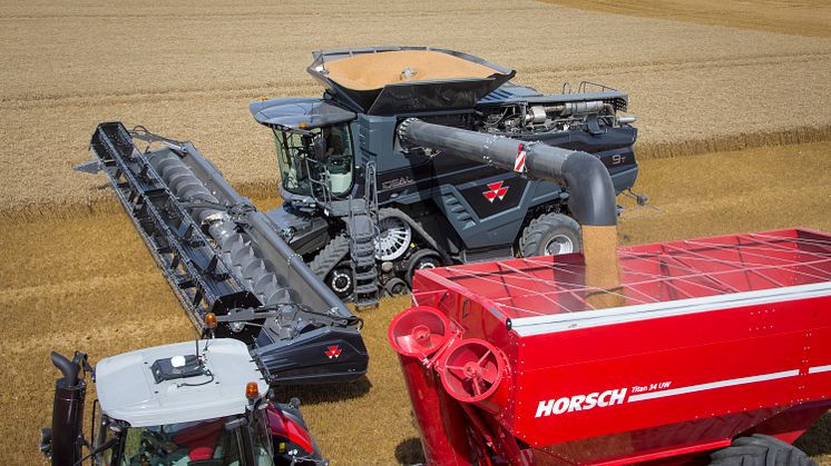 Stor nyhet i dubbelbemärkelse på Elmia Lantbruk. Nya tröskan Massey Ferguson IDEAL 9T är från grunden nykonstruerad för hög tillgänglighet och kapacitet. 