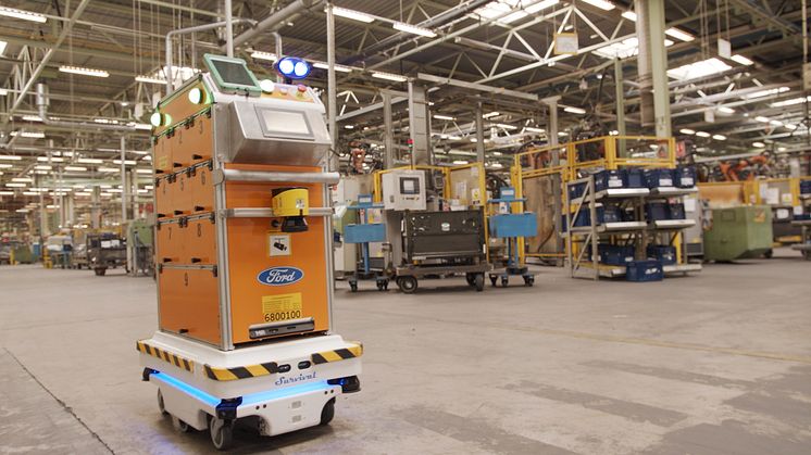 Ford nutzt in seinem Werk in Valencia einen selbstfahrenden Roboter, um Teile direkt dorthin zu bringen, wo sie benötigt werden, und die Arbeit bei der Fahrzeugfertigung zu erleichtern