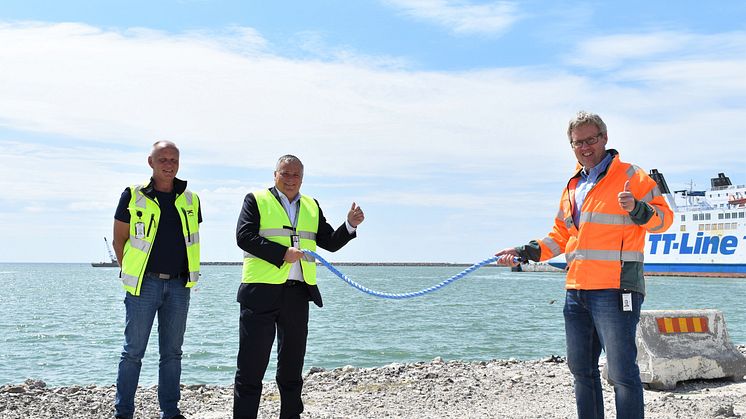 Jörgen Nilsson, vd Trelleborgs Hamn och Patrik Magnusson, ombud Peab Anläggning AB gör ett Corona-handslag efter kontraktskrivning. T v Ulf Sonesson, Landlordchef, Trelleborgs Hamn