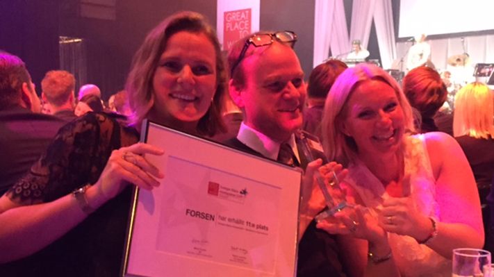 Cajsa Lindgårdh (marknad), Kenneth Eriksson (gruppchef och projektledare) och Caroline Redare (HR) på GPTW-galan.