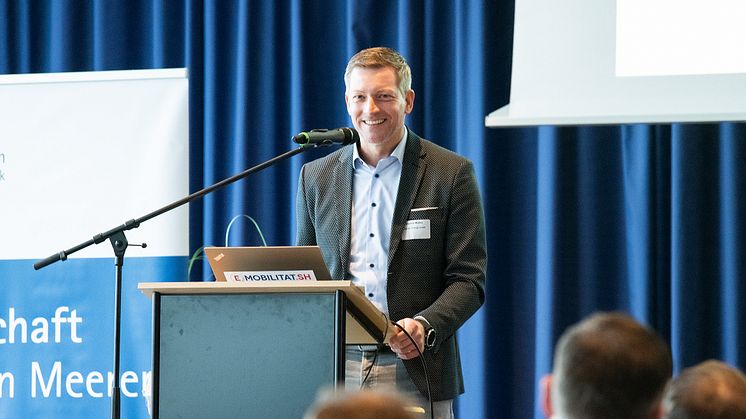 Dennis Müller, SVP Product & Marketing Communication, ADS-TEC Energy: "Ultra-Schnellladen am leistungsbegrenzten Netz – Widerspruch oder perfect match?